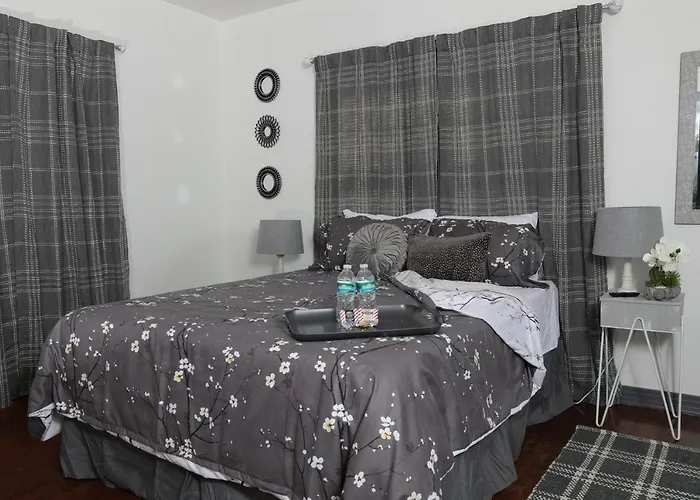 Mid-century Comfy-chic Chateau 3/2 Pet Friendly Casa de férias *