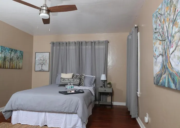 Mid-century Comfy-chic Chateau 3/2 Pet Friendly