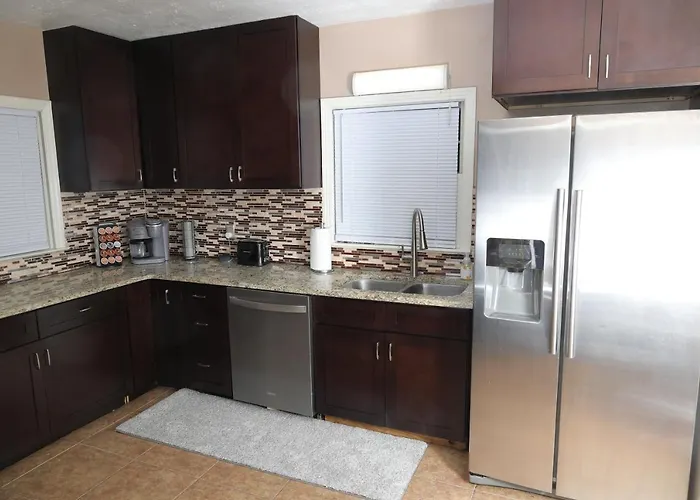 Mid-century Comfy-chic Chateau 3/2 Pet Friendly *