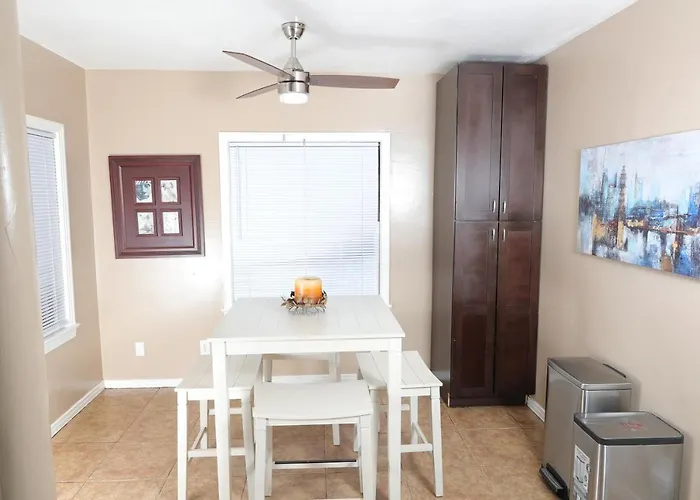 Mid-century Comfy-chic Chateau 3/2 Pet Friendly Casa de férias *